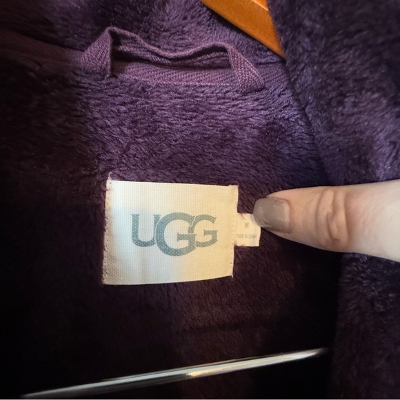 Women’s UGG Fuzzy Burgundy Bathrobe plush size medium cozy - Picture 4 of 5